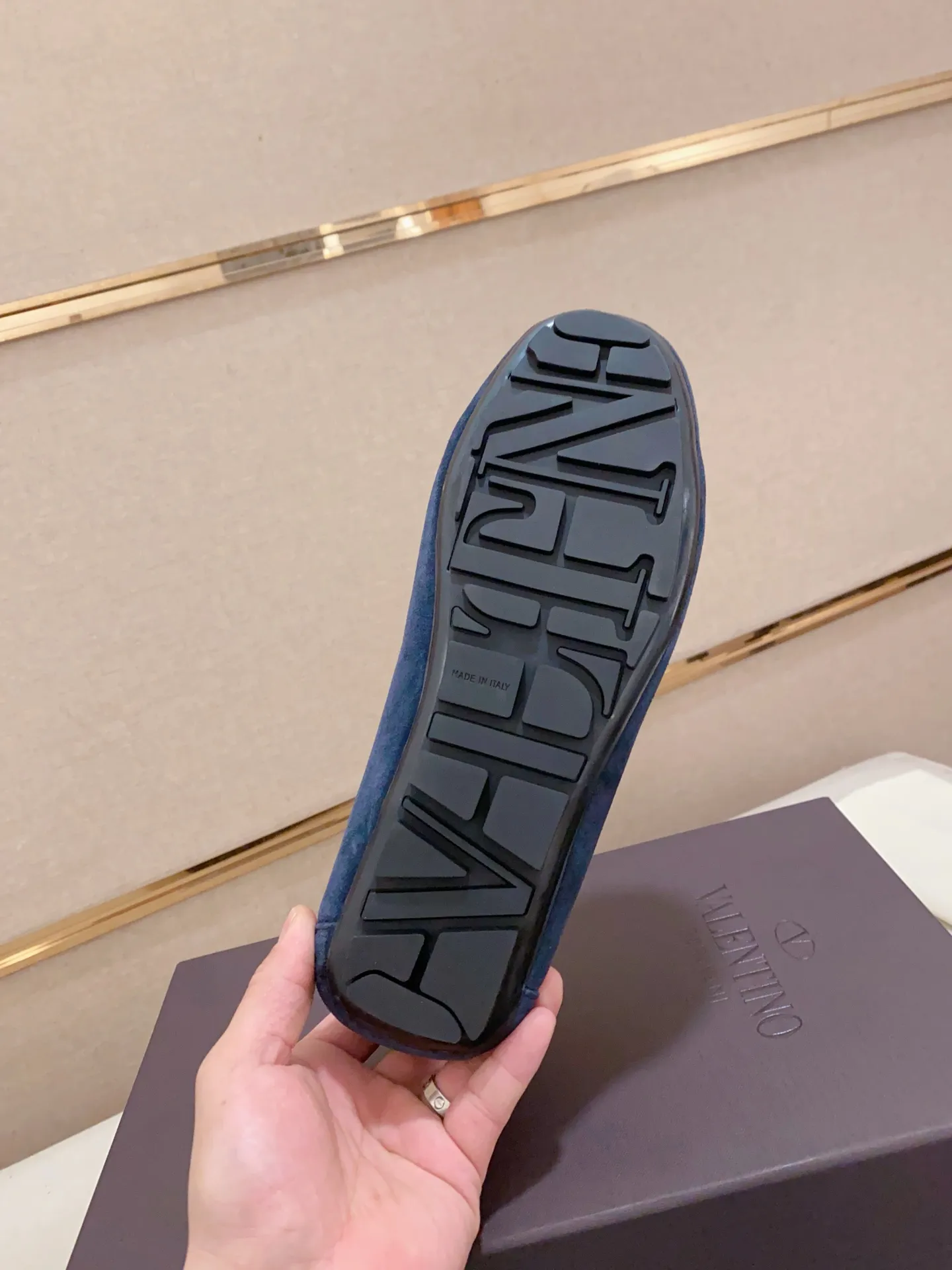 男装男鞋💰: 680💰VALENTINO 华伦天奴，选用进口牛皮搭配进口水染牛里，标志性五金与及标志性耐磨大底。 38-44.可定做45 VALENTINO包装 尊享品牌标志性商品包装
